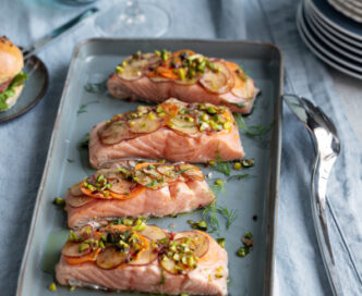 Salmone in camicia di patate dolci, topinambur e pistacchi