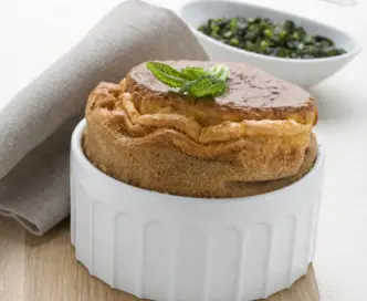 Soufflé di pecorino con cavolo nero