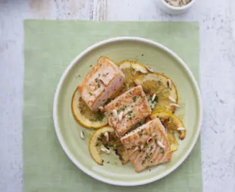 Filetto di salmone in padella, con arance, pinoli e prezzemolo