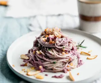 Spaghetti al pesto di cavolo rosso