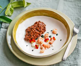 Risotto con aglio nero, gamberi di fiume e robiola