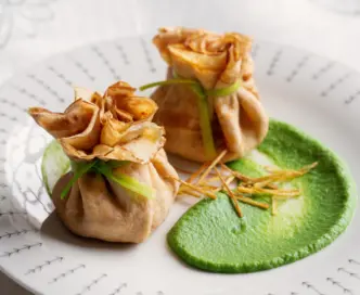 Fagottini allo zenzero con gamberi e stracciatella