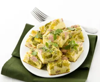 Frittata di Asiago, costoluti verdi e wurstel