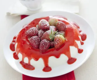 Yogurt in forma con salsa di fragole