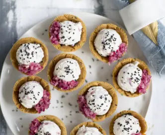 Tartellette alla nigella con formaggio di capra aromatizzato