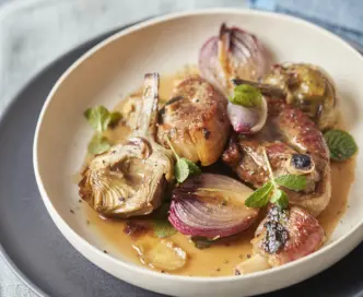 Cosciotto di agnello con menta cipolline e carciofi
