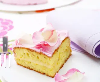 Torta con petali di rosa brinati