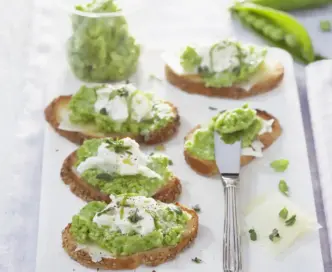 Bruschette all’aglio nuovo e stracciatella