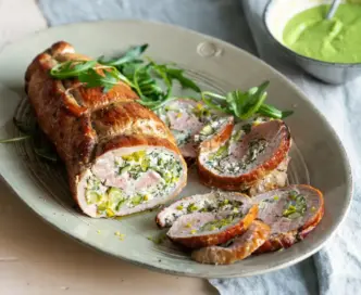 Arrosto di vitello farcito con ricotta, asparagi, rucola e pistacchi