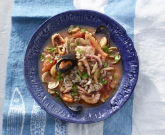 Minestra di farro con frutti di mare e scorfano