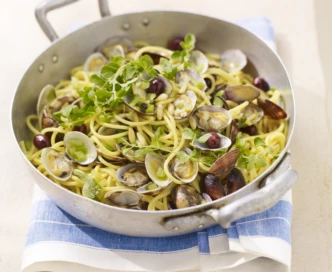 Spaghetti con vongole veraci e olive al sedano