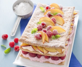 Millefoglie con pesche e lamponi
