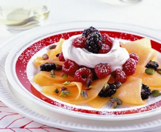Carpaccio di melone con more e lamponi