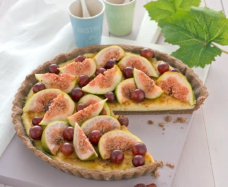 Crostata al cacao con uva e fichi