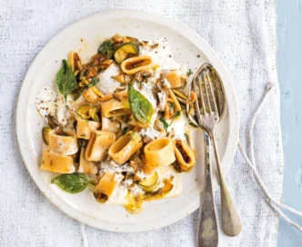 Calamarata con zucchine caramellate e basilico fritto