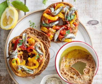 Friselle con peperoni al forno e alici