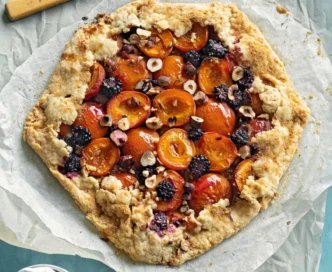 Galette di albicocche con more e nocciole